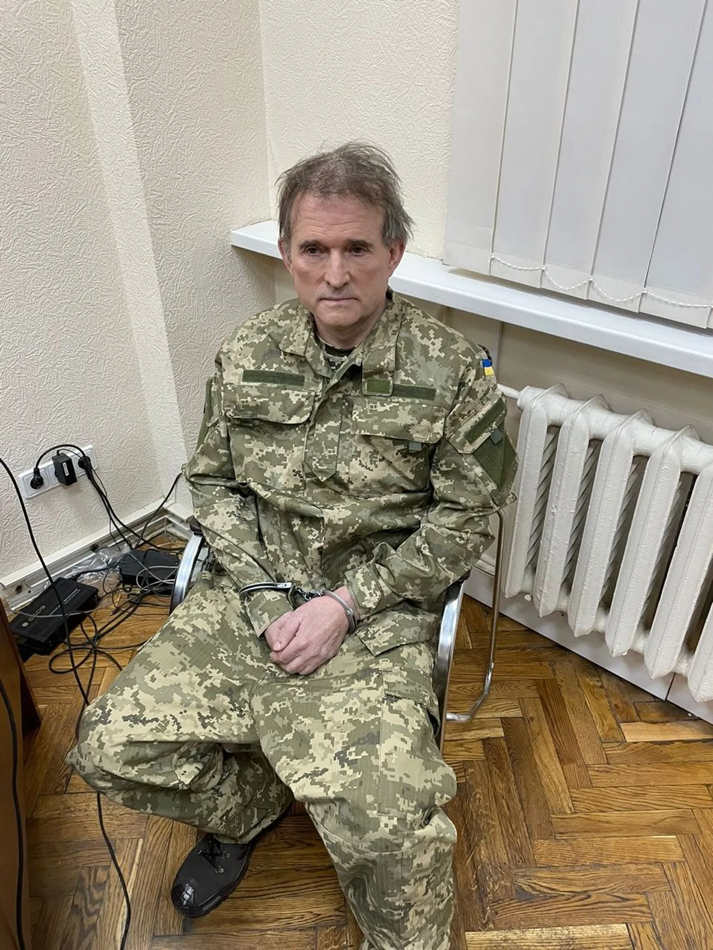 Виктор Медведчук в наручниках