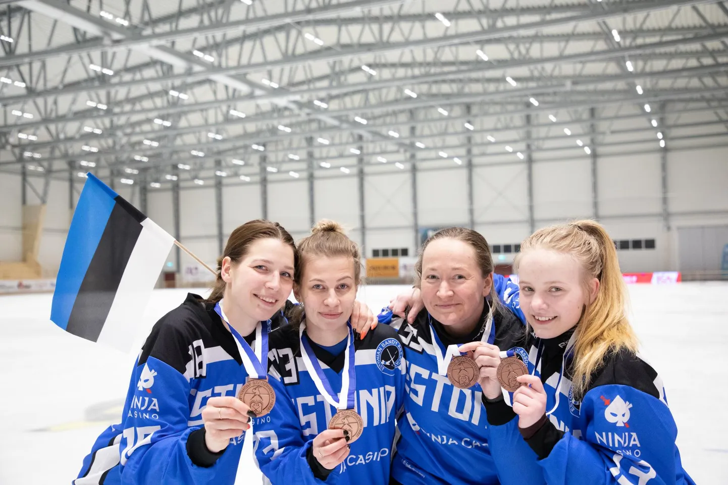 Neli hokiklubi Fellini Fuuriad mängijat (vasakult) Gerli Jaagula, Mari-Ly Vaher, Kristi Seppa ja Miina Kriisa pälvisid Eesti koondise ridades jääpalli maailmameistrivõistluste B-grupis pronksmedali.