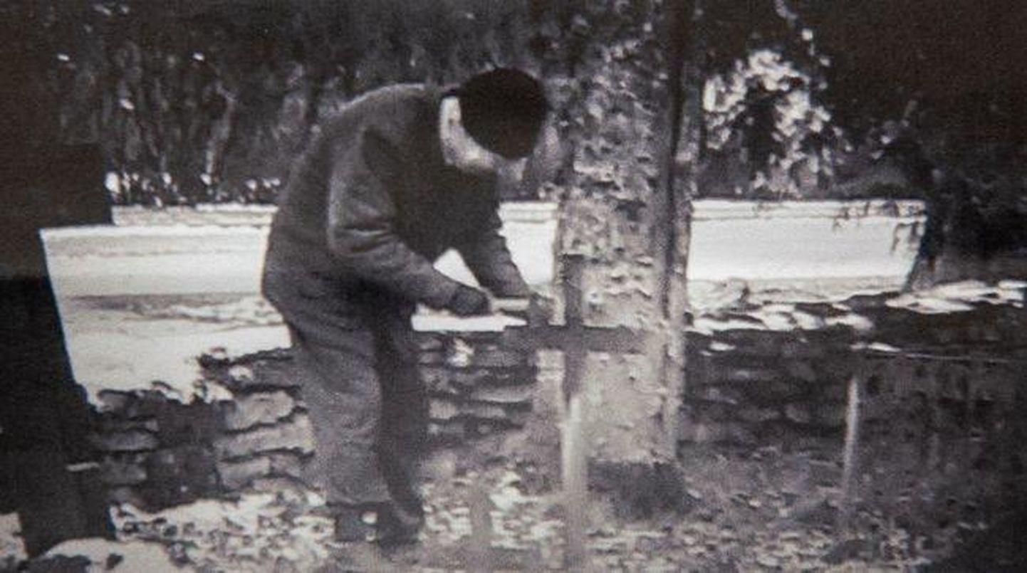 Seni tundmatu meesterahvas askeldas veel tuvastamata ajal Reopalu kalmistul haamriga ristidelt nimesilte maha toksida.