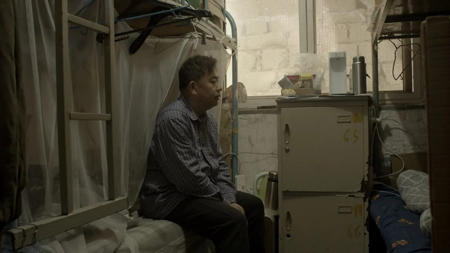 Dokfilmis «Vahimees» pannakse Hiina abielupaari suhe proovile, kui nende ainus poeg tuleb Eestisse õppima.