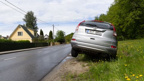 PILTUUDIS ⟩ Sõiduauto Honda oli kraavi sõitnud