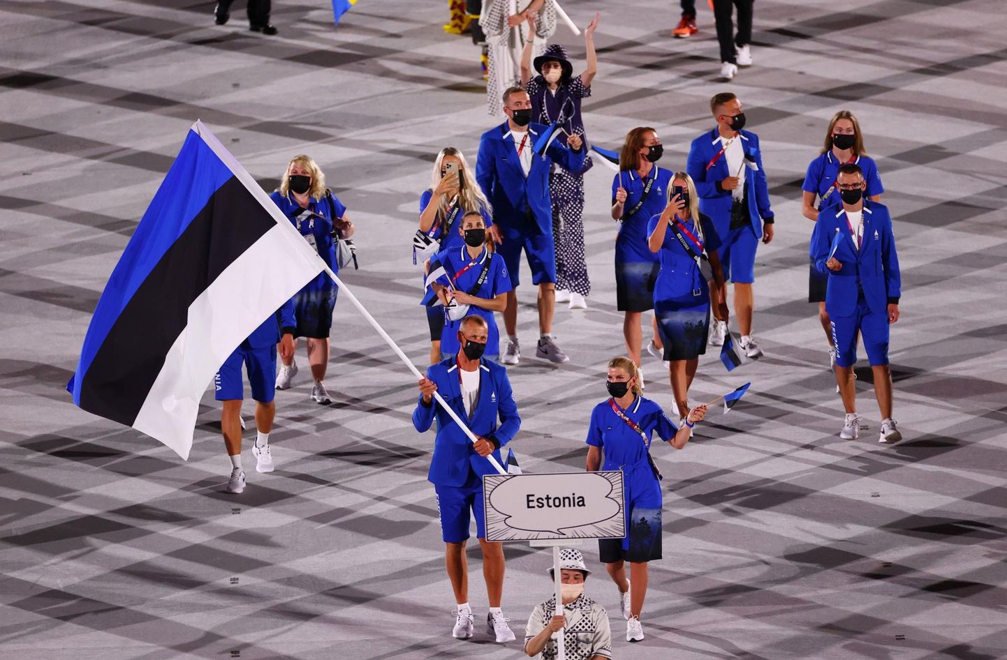 Eesti olümpiakoondis Tōkyō suveolümpiamängude avamisel.
