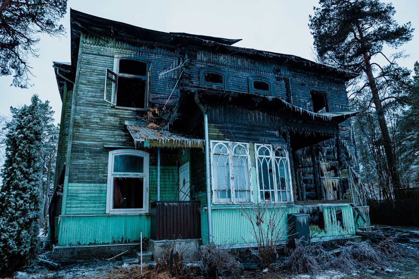 Narva-Jõesuus Jaan Poska tänaval põles elumaja, tulekahjus hukkus vanem meesterahvas.