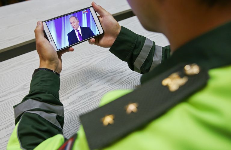 Venemaa president Vladimir Putin mobiiliekraanil / Scanpix