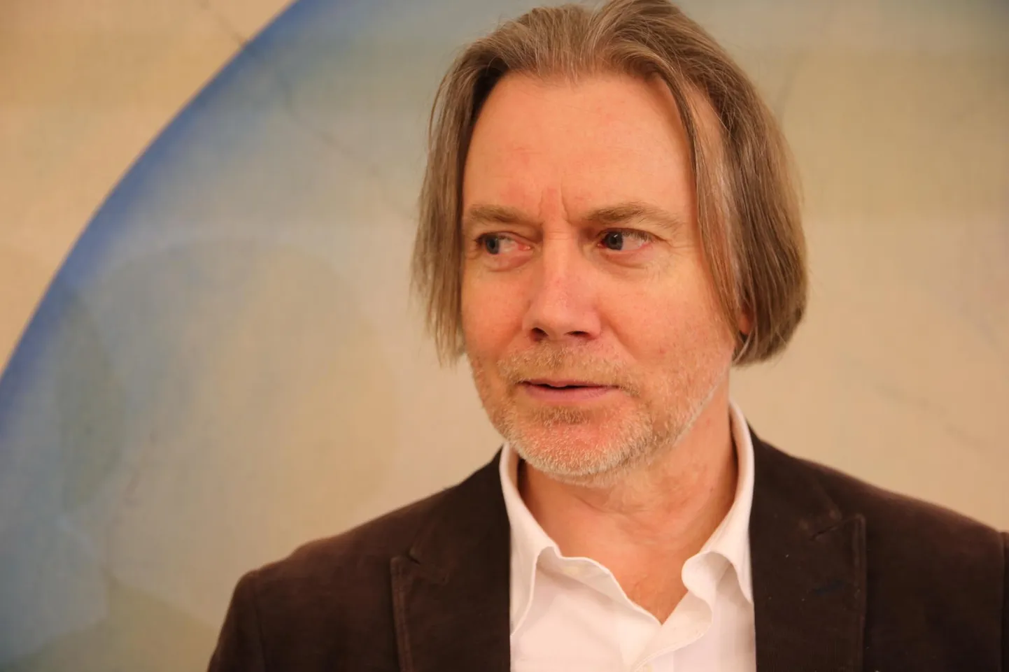 Urmo Raus oma maalinäitusel «Lotofaagide saar Capri» Pärnu uue kunsti muuseumis. FOTO: Marie Virta