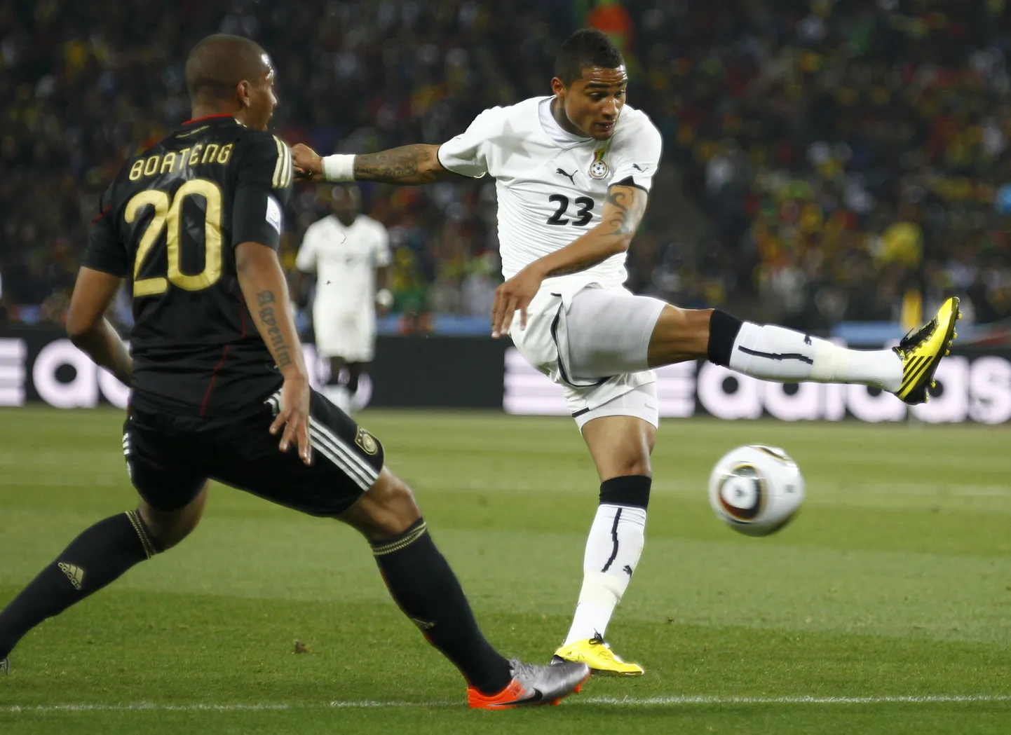 Vennad Jerome Boateng (vasakul) Kevin-Prince Boateng Saksamaa ja Ghana koondiseid esindades üksteise vastu mängimas. Toonases 2010. aasta MMi alagrupimängus jäid peale Jerome ja Saksamaa.