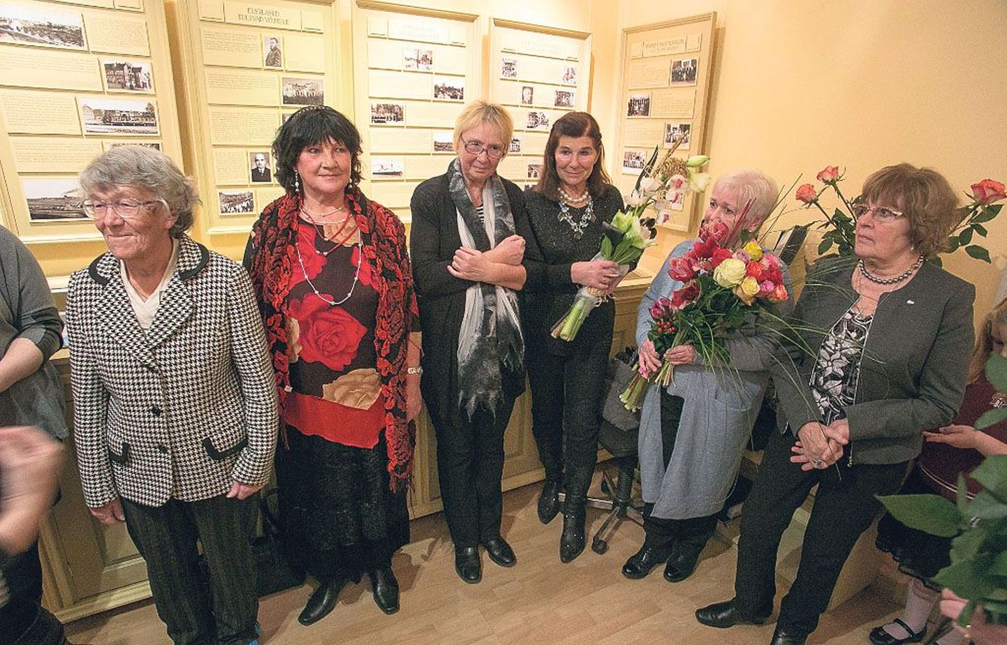 Kodanikupäeval tunnustati linnakodaniku majas aastate õpetajaid, fotole jäid Hilja Räni, Margit Tõhk, Malle Šalda, Randa Eglon, Reet Ilves ja Tiiu Künnapas.