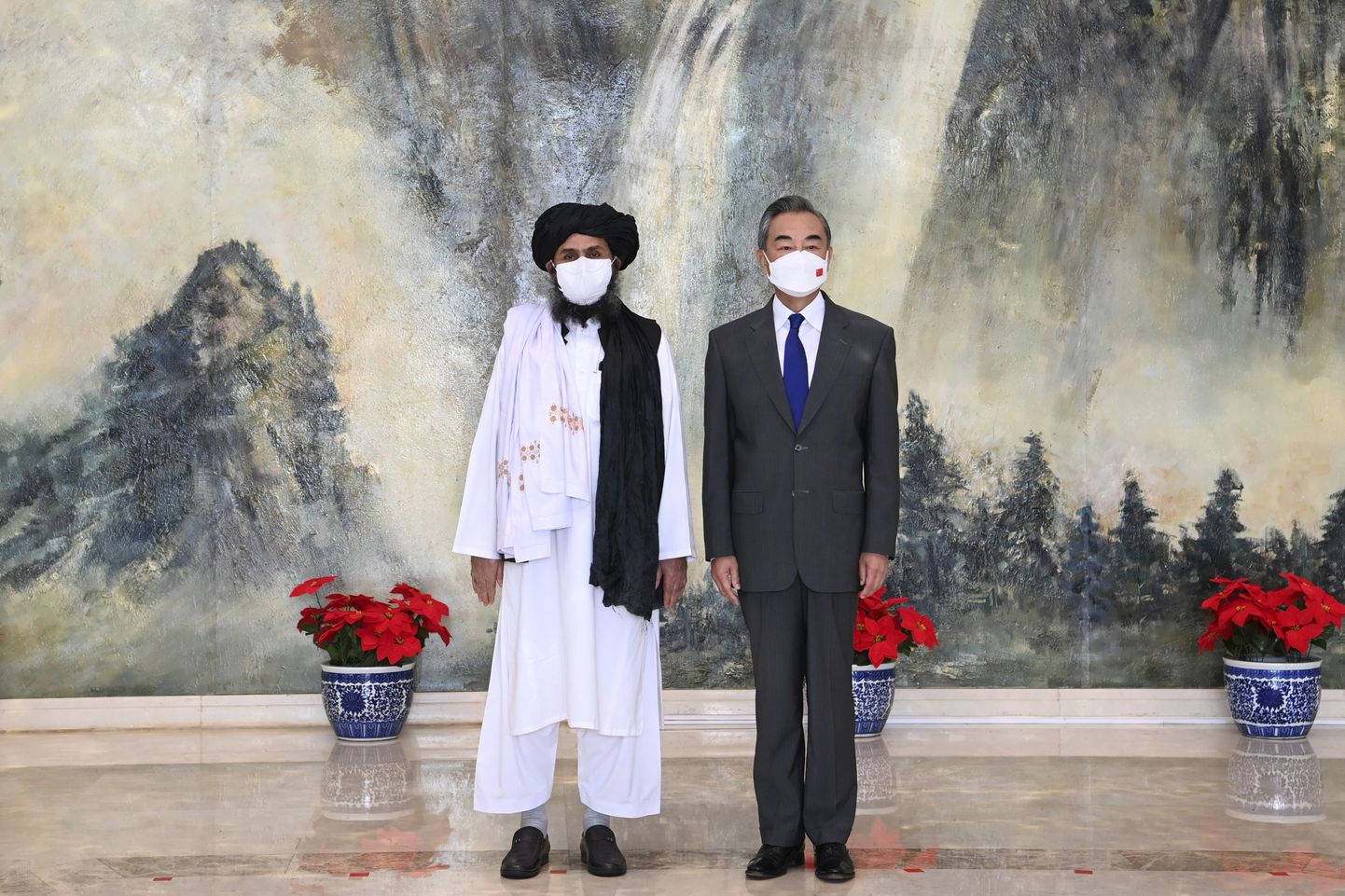 Talibani kaasasutaja mulla Abdul Ghani Baradar ja Hiina välisminister Wang Yi kohtumisel 28. juulil Hiinas Tianjinis.