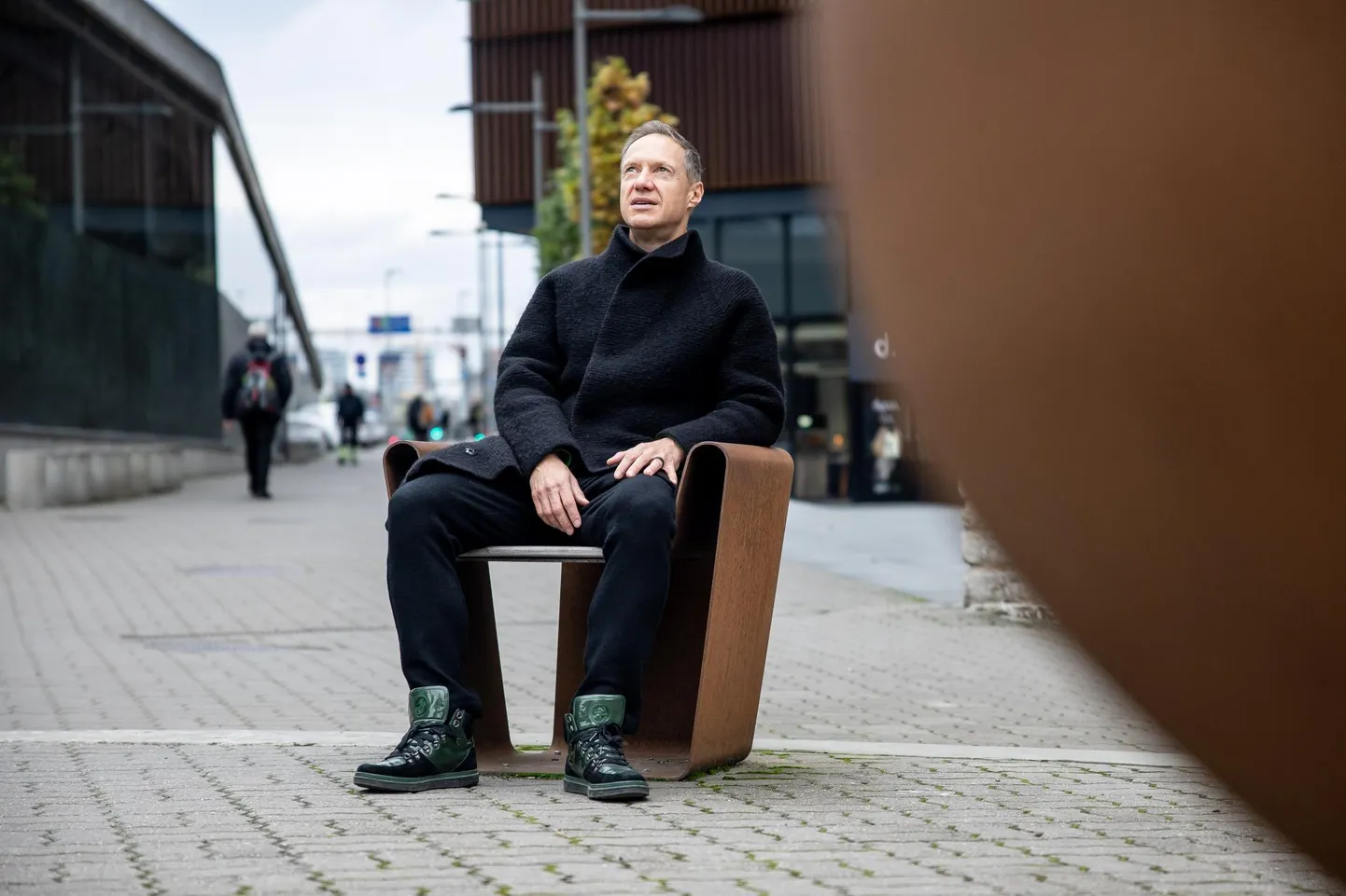 Ettevõtja Kristjan-Thor Vähi esmaspäeval enne intervjuud Tallinnas Maakri kvartali mõnusas raudtugitoolis.