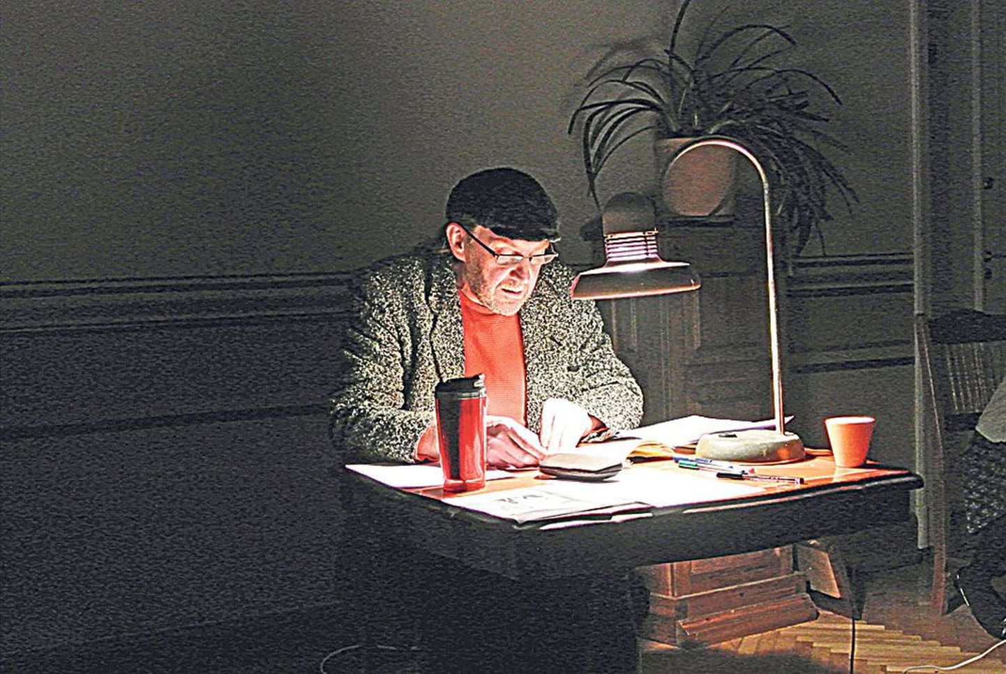 Rein Tootmaa luges Tartu kirjandusmajas ette oma raamatusse «Filtrita «Camel»» valitud lühijutte ja nende kõrval ka teisi.