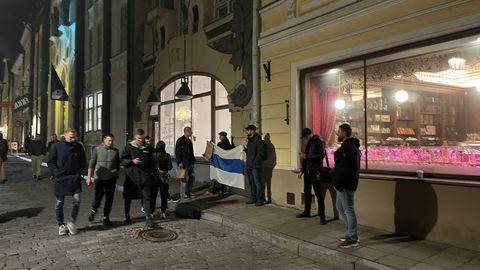 Фото ⟩ Перед посольством РФ в Таллинне прошел протест против мобилизации