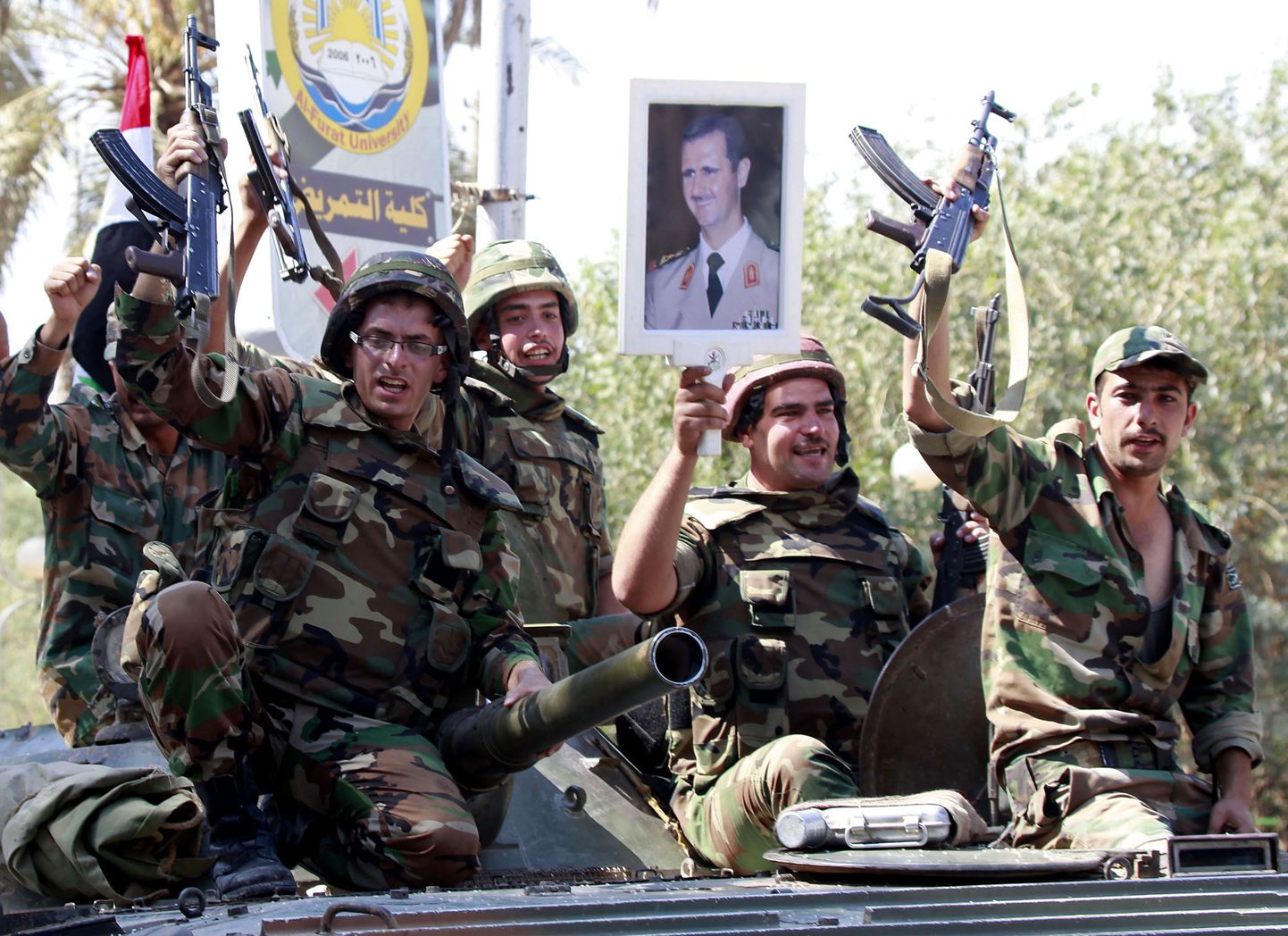 Süüria armee sõdurid president Bashar al-Assadi pildiga