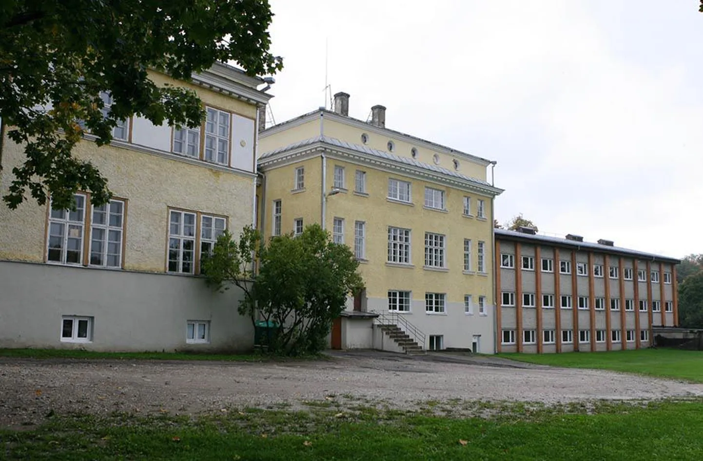 Riigigümnaasium peab Valuoja kooli hoones tööd alustama 2012. aasta 1. septembril.