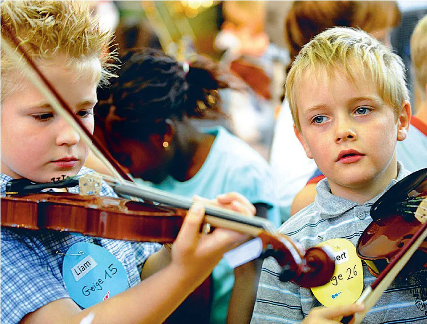 Martin-Lutheri algkooli lapsed Gelsenkirchenis teevad esimesi katseid viiulit mängida. Augusti lõpus Ruhri piirkonnas esimesse klassi läinud paarikümnele tuhandele lapsele kingiti muusikainstrument, et neid arendada.
