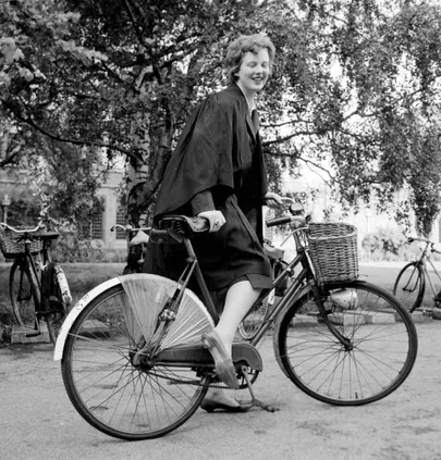 Printsess Margrethe õppis ka Cambridge’i ülikoolis Inglismaal. Pildil toona 20-aastane troonipärija 1960. aasta sügisel sealse Girtoni kolledži juures.