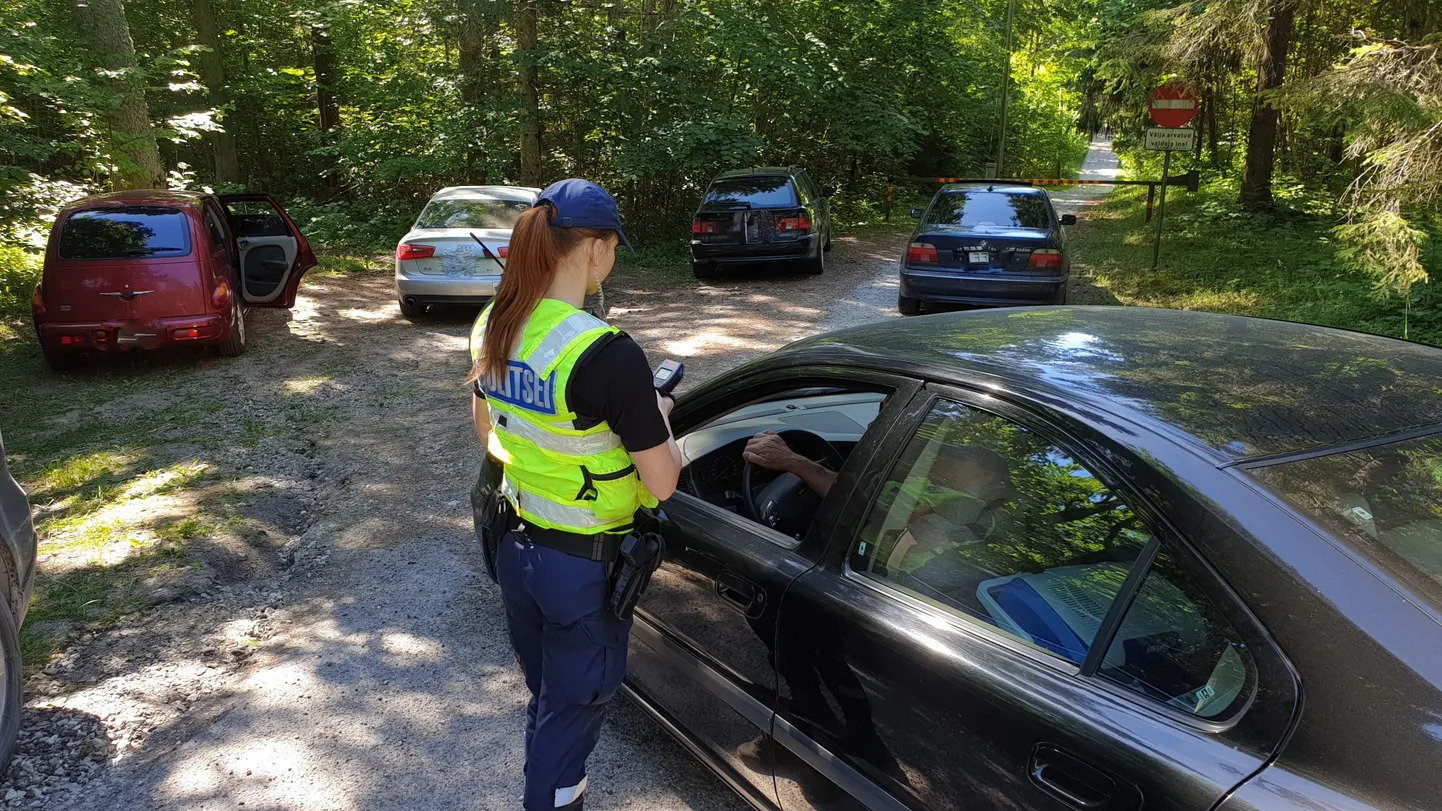 Politsei tabas nädalavahetusel autoroolist mitmeid purjus juhte, enamus neist Pühajärve ümbrusest. Parklas on autod, mille juhid on autoroolist eemaldatud.