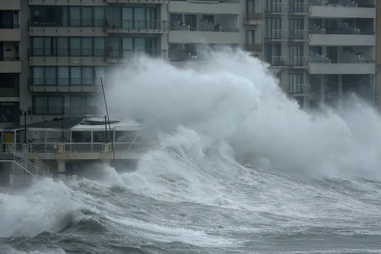 Maltat tabas võimas torm, paisates kalu tänavatele