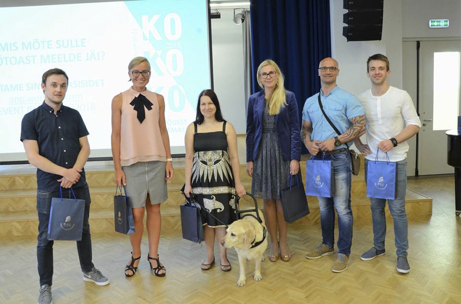 Kadri Simson (KE) poseerib külalistega 11. mail Pärnu Koidula gümnaasiumi teaduskonverentsil.