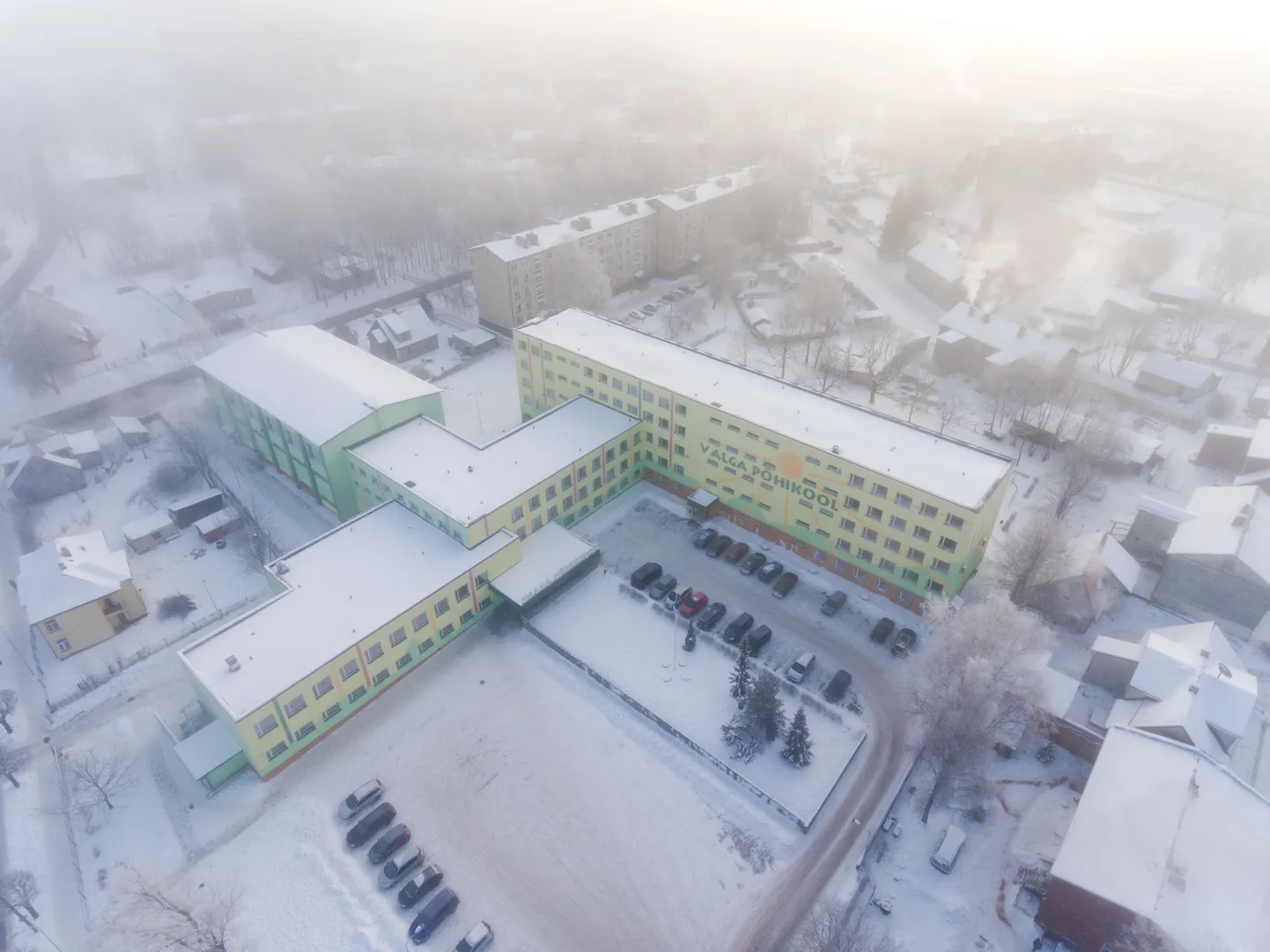 Valga valla kriisikomisjon otsustas täna peatada ajutiselt õppetöö Valga põhikooli hoones. Otsus on seotud teatega, et kooli üks õpilane võib olla kokku puutunud koroonaviirusesse nakatunuga.