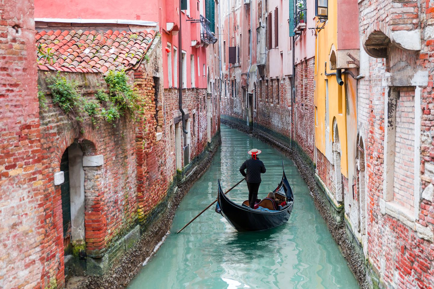 Kanal Veneetsias koos gondli ning gondoljööriga.
