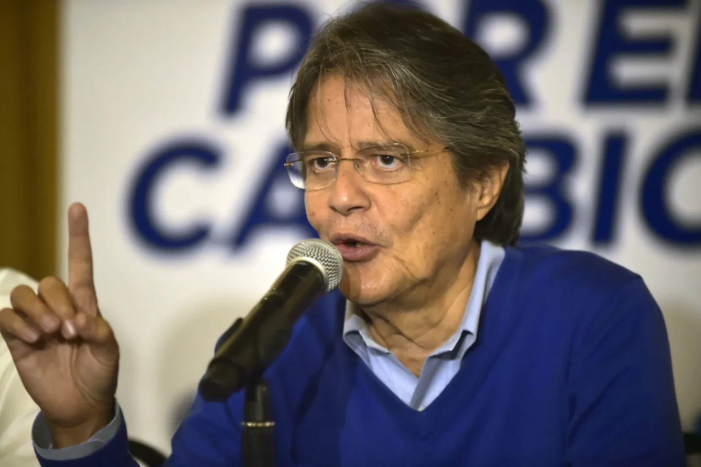 Ecuadori parempoolne presidendikandidaat Guillermo Lasso esmaspäeval pressikonverentsil.