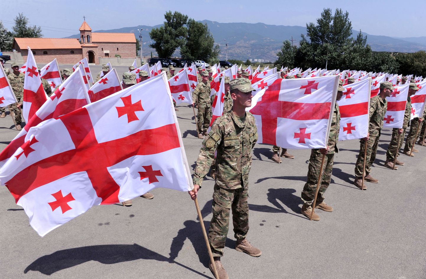 Gruusia sõdurit riigilippudega.