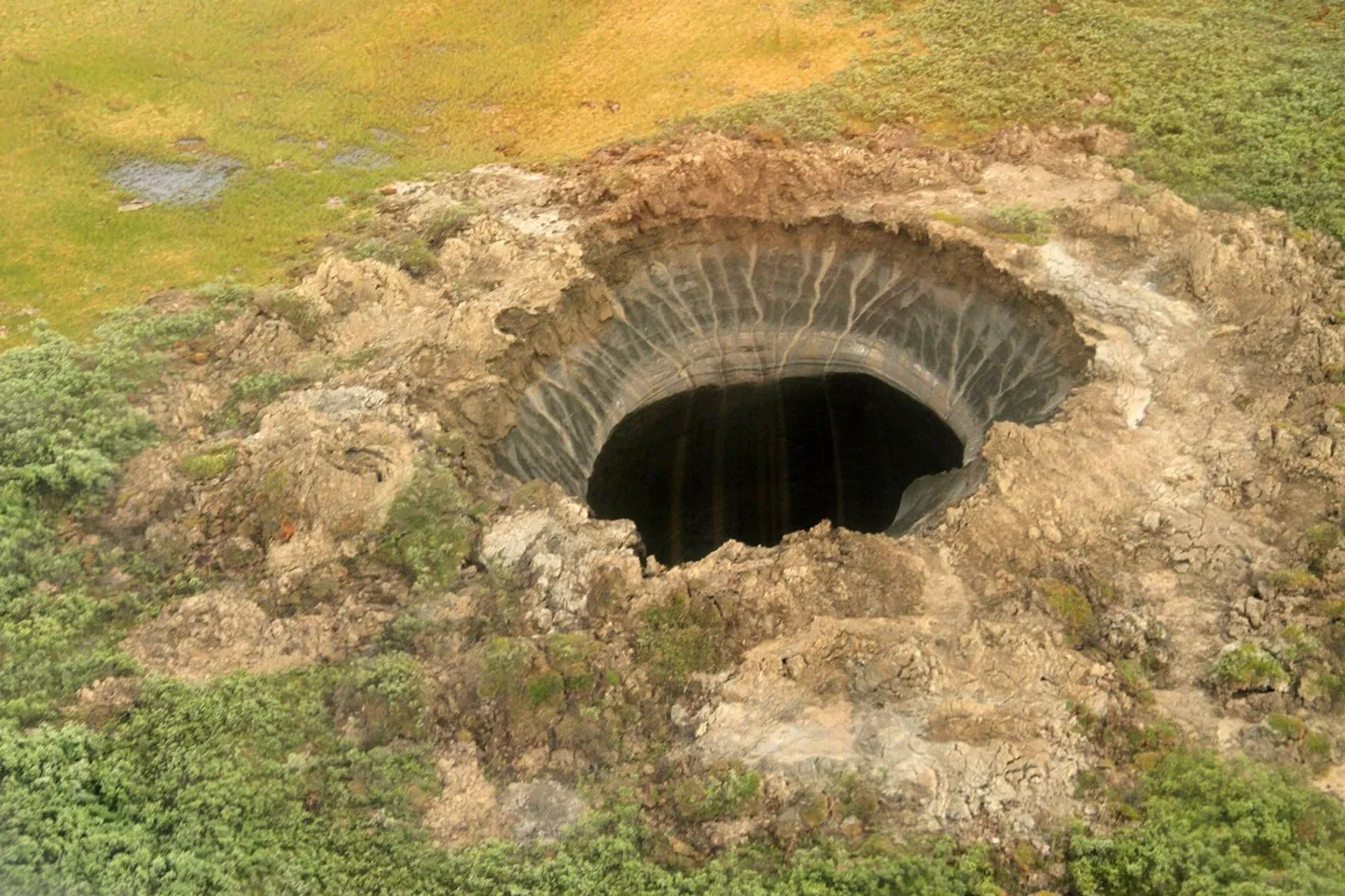 Igikeltsa sulamine ja metaani hüdraatide vabanemine

TO GO WITH AFP STORY BY ANNA MALPAS
This picture handout on July 26, 2014 by the Press service of the governor of the Yamalo-Nenets region shows a crater located in the permafrost around 30 kilometres (18 miles) from a huge gas field north of the regional capital of Salekhard, roughly 2,000 kilometres northeast of Moscow on June 16, 2014. The giant hole in the remote energy-rich Yamalo-Nenetsky region first came to light in a video uploaded to YouTube that has since been viewed more than seven million times. AFP PHOTO/HO/PRESS SERVICE OF THE GOVERNOR OF THE YAMALO-NENETS REGION
== TO GO WITH AFP STORY BY ANNA MALPAS == RESTRICTED TO EDITORIAL USE - MANDATORY CREDIT "AFP PHOTO/PRESS SERVICE OF THE GOVERNOR OF THE YAMALO-NENETS REGION - NO MARKETING NO ADVERTISING CAMPAIGNS - DISTRIBUTED AS A SERVICE TO CLIENTS == FOTO: -/afp