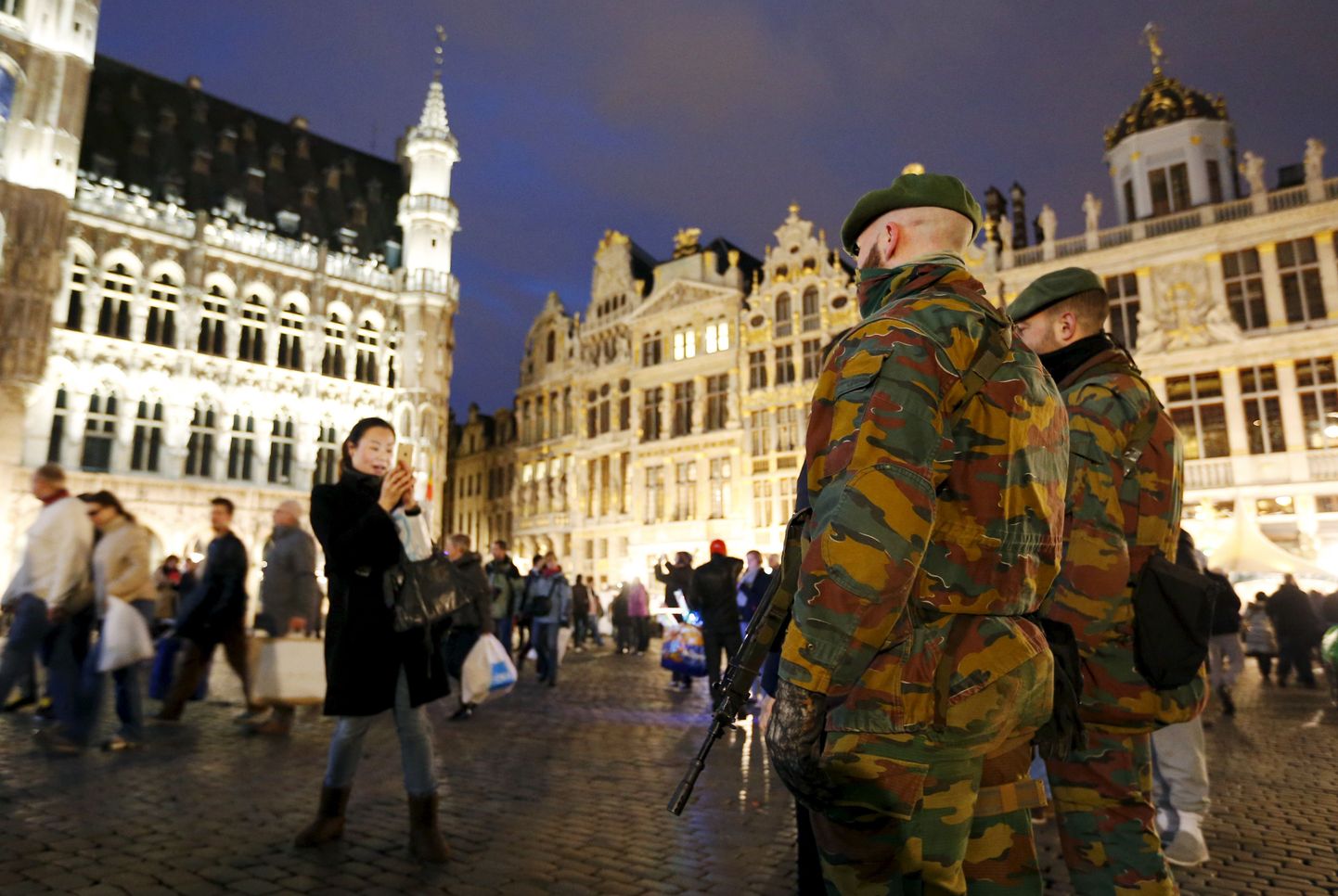 Belgia sõdurid Brüsseli jõuluturul