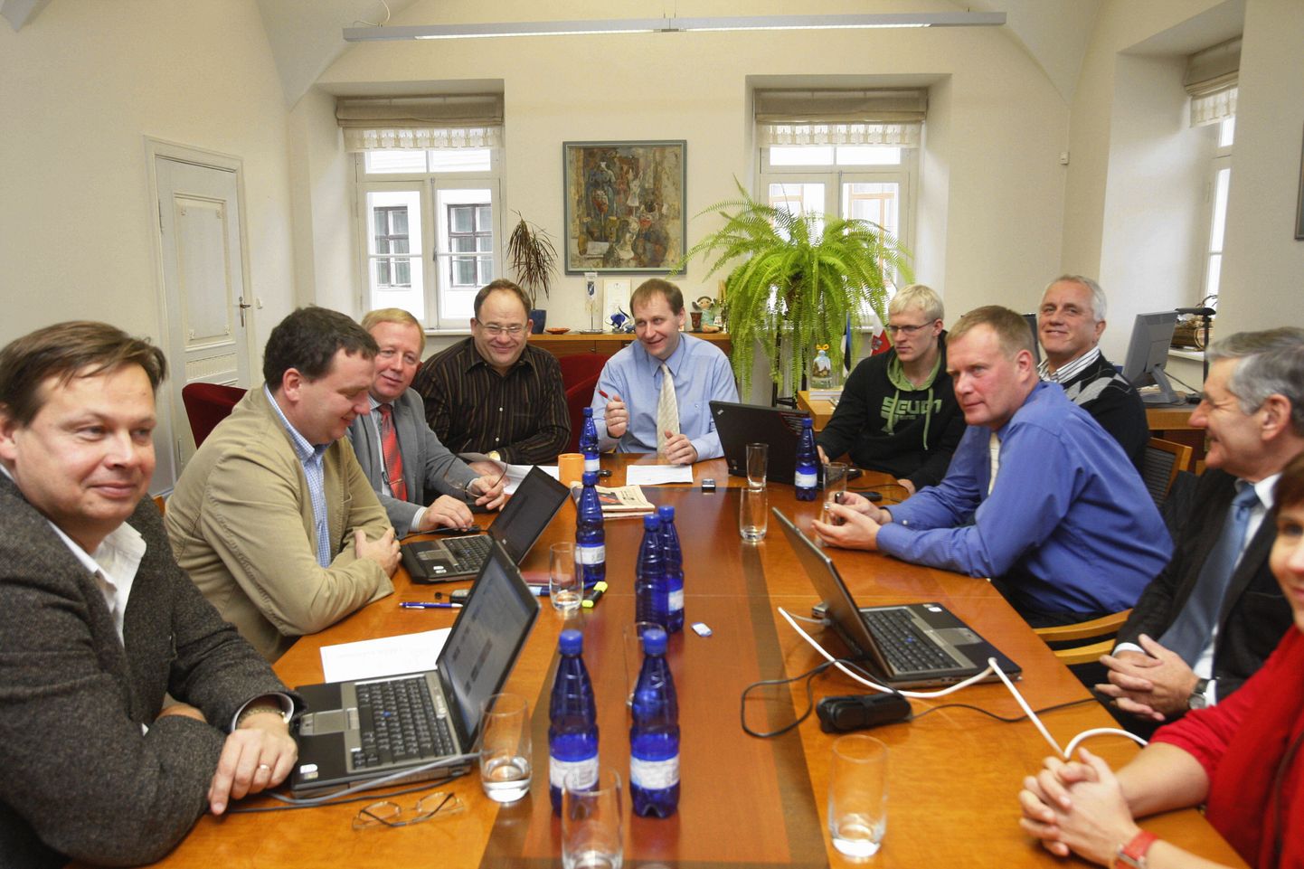 Reformierakonna esmaspäevahommikune nõupidamine linnapea kabinetis (laua otsas linnapea Urmas Kruuse, tema paremal käel ärimees Neinar Seli ning siis teised erakonnakaaslased).