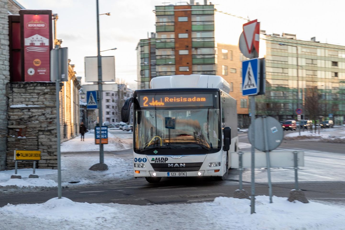 1. veebruarini töötavad MRP 11 bussiliini seniste graafikute alusel. Pildil liini nr 2 buss Tallinna sadama D-terminalis.