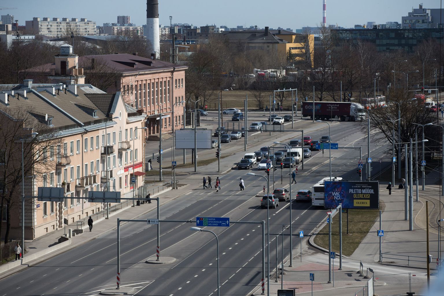Pärast Majaka risti saab Tallinnas heas korras Peterburi tee otsa. Sealt edasi kuni linna piirini on mitu kilomeetrit erakordselt halvas seisukorras teed.