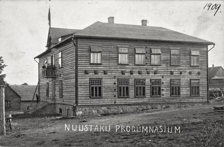 Nuustaku progümnaasium 1909. aastal.