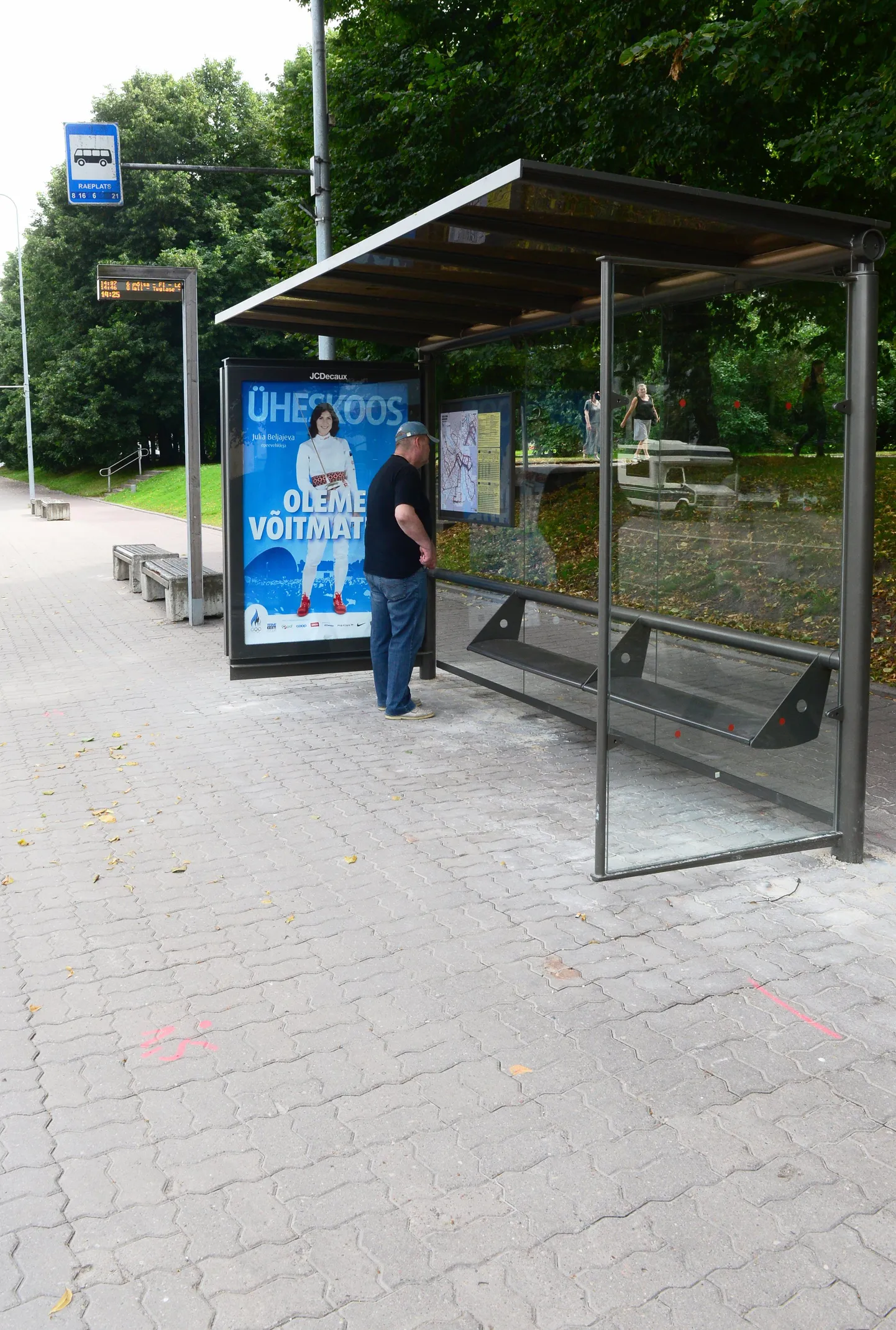 JCDecaux paigaldas Tartusse 30 uut suurte klaaspindadega bussipaviljoni, kus bussiootajad saavad varju tuule ja vihma eest.