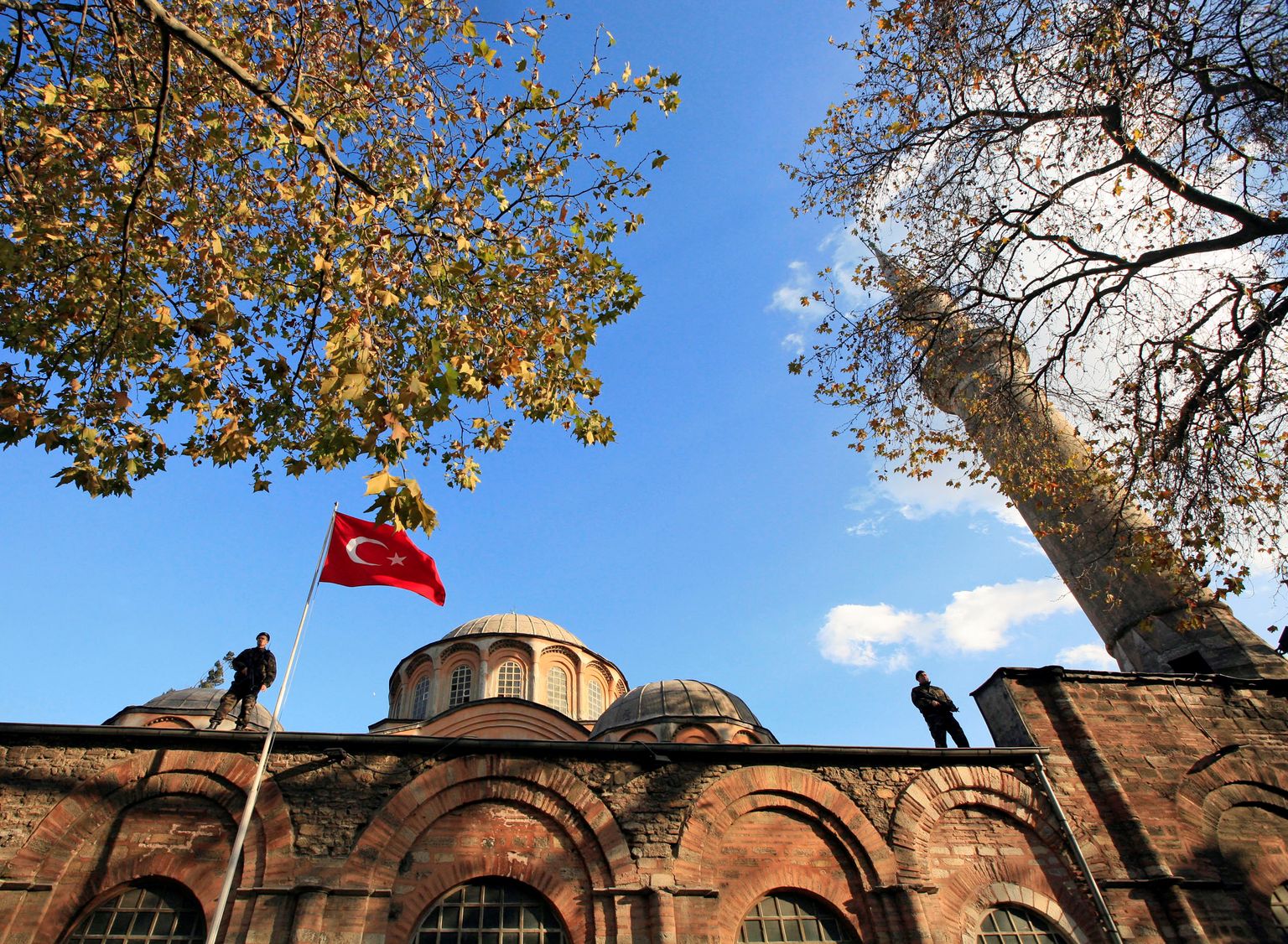 Türgi politseinikud valvamas Kariye (Chora) seni veel muuseumi katusel.