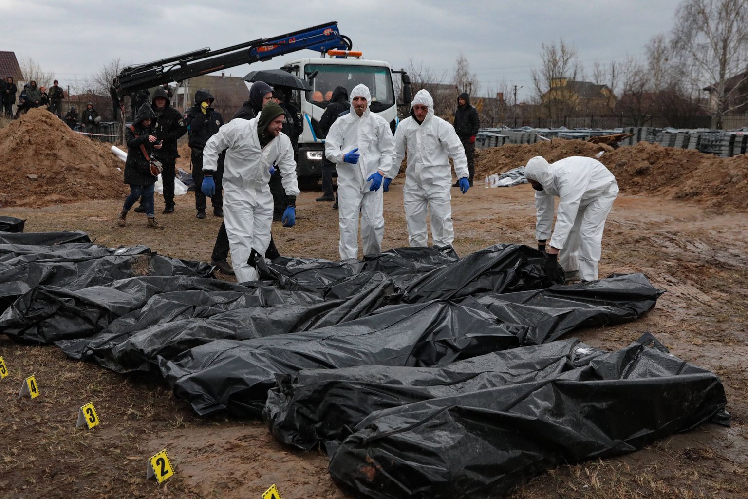 Ukraina patoloogid Kiievi eeslinna Butšas massihauast välja kaevatud surnukehadega. Vene sõdurid vägistasid naisi ja lasid siis nad maha
