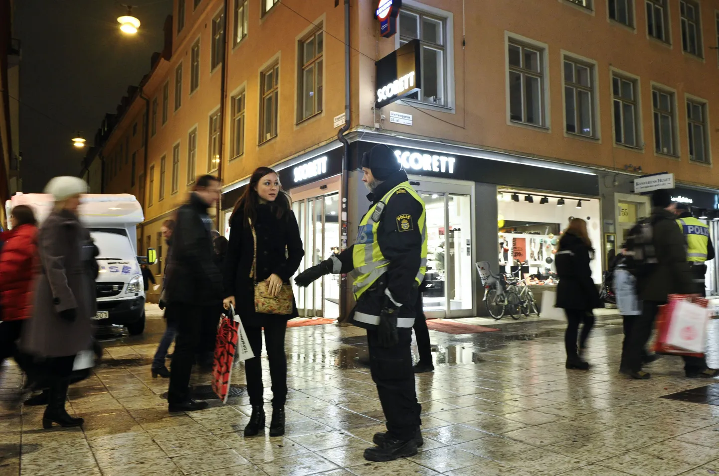 Politseinikud mullu Stockholmis Drottninggatanil, kus 11. detsembril 2010 õhkis end enesetaputerrorist.