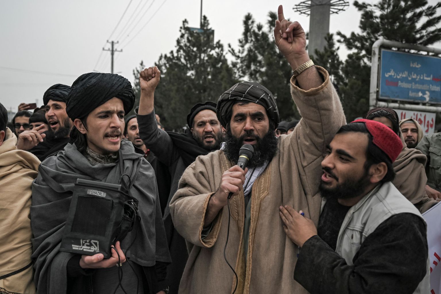 Talibani liige hõikumas demonstratsioonil, kus mõisteti hukka hiljutist Afganistani naisõiguslaste meeleavaldust. 21. jaanuar 2022.