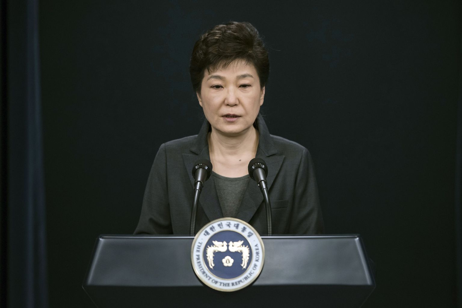 Lõuna-Korea president Park Geun-hye vabandab rahva ees valitsuse Sinises Majas.