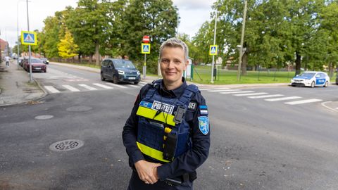Politseinikud utsitavad õpilasi Viljandis rohkem jala või rattaga kooli käima