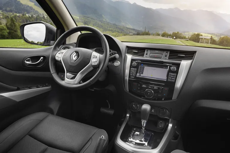 Rool, multimeedia, navi, näidikud on Nissan mis Nissan, äraproovitud vanakooli lahendus. Ärge otsige siit Renault’dele omast suurt puutetundlikku ekraani keskkonsoolis.