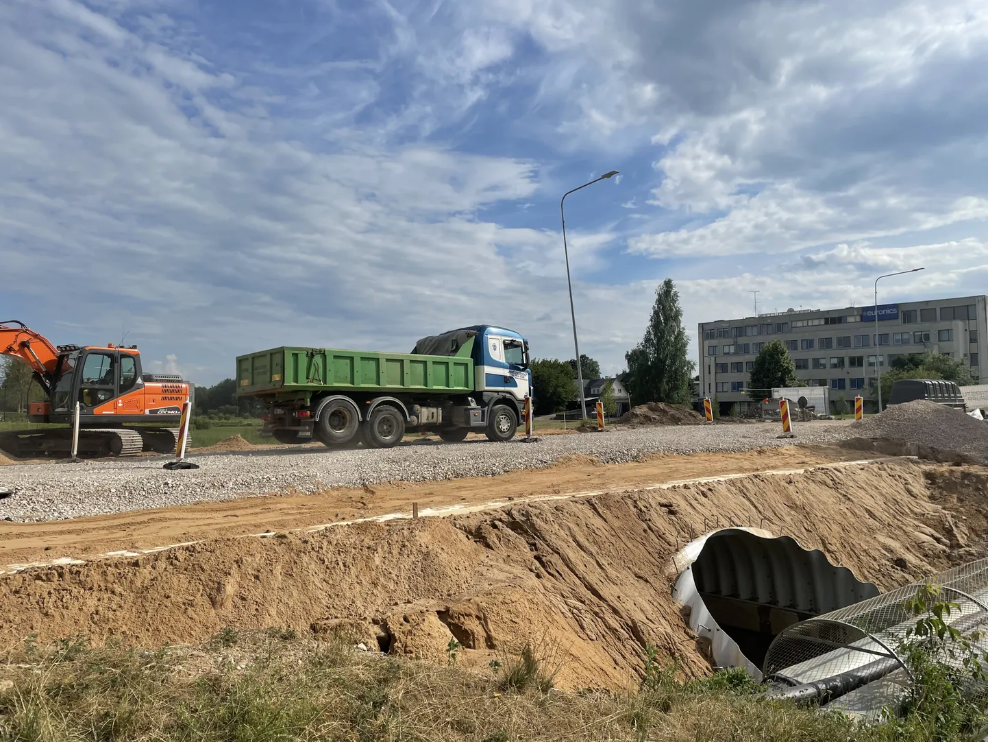 Vabaduse tänava sillal reguleerib teelõiku liiklusmärk.
