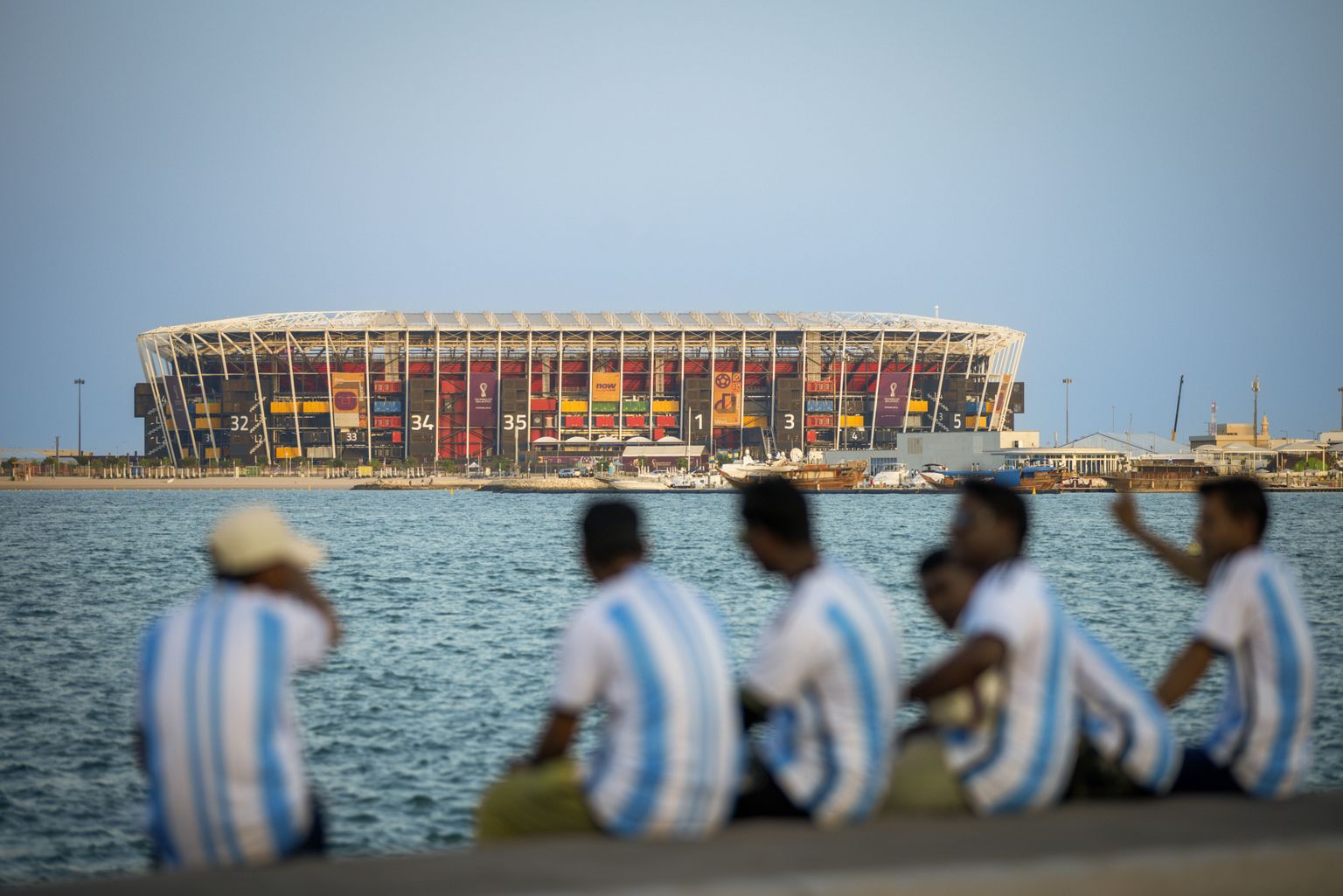 Hindudest Argentina koondise fännid Dohas, taustal MMi võõrustav ajutine staadion, mis on ehitatud 974 merekonteinerist. Maailmameedia fookusesse on Katar aga sattunud halvemas valguses.