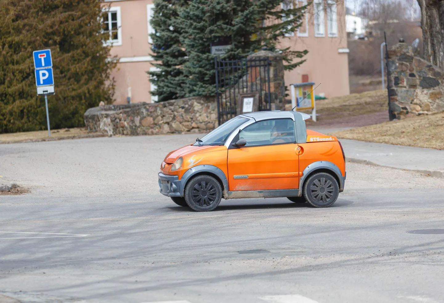 Mopeedauto. Pilt on illustratiivne.