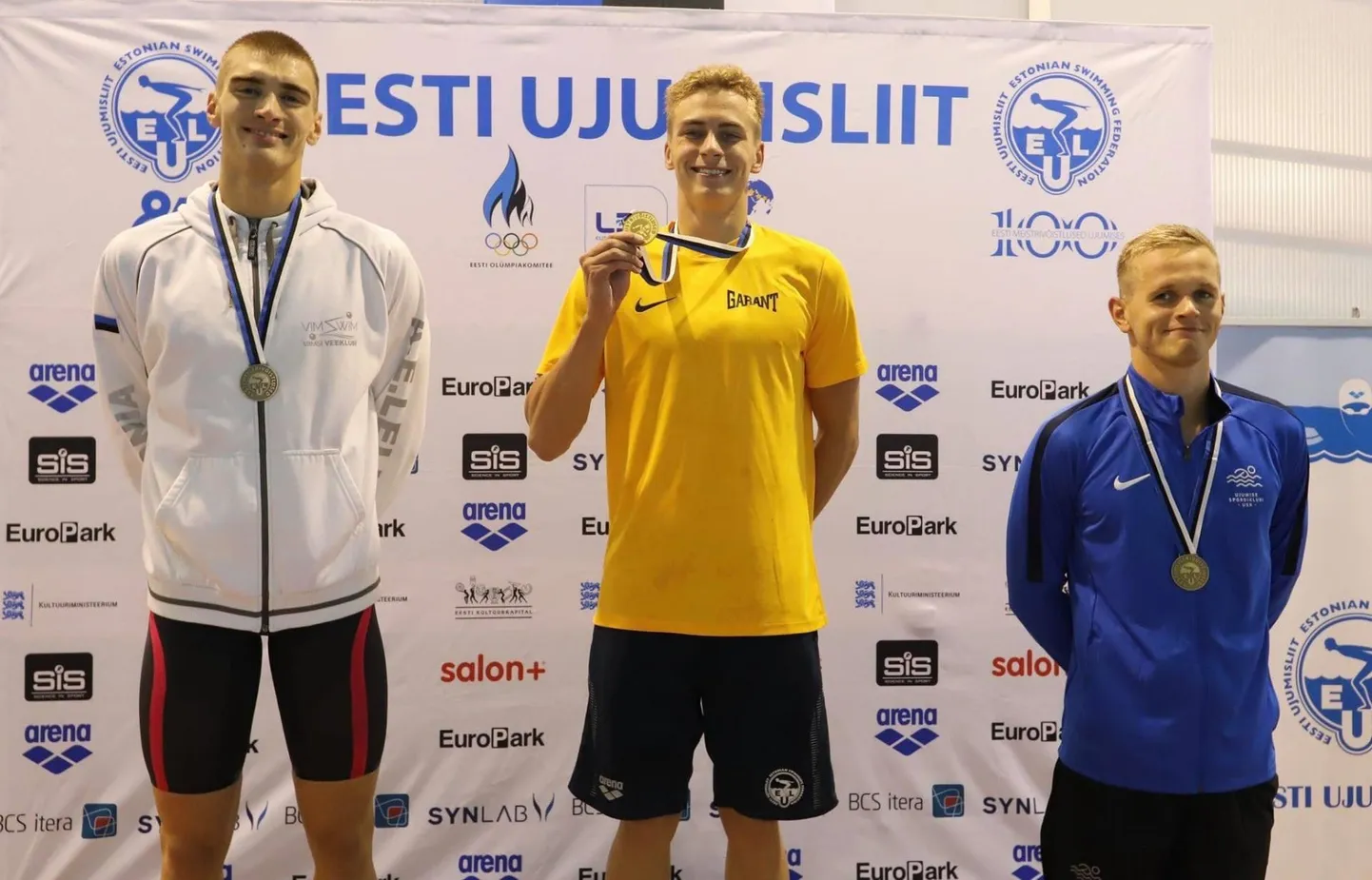 Alex Ahtiainen (keskel) üllatas ennast ja pöidlahoidjaid, võites tugevas konkurentsis Eesti meistrikulla 50 meetri seliliujumises. Pildil on temast paremal Eesti üks parimaid ujujaid, samal distantsil pronksi teeninud Kregor Zirk ja vasakul hõbedamees Armin Evert Lelle.