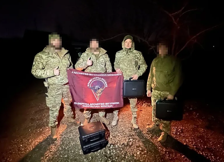 Во вторник вечером эстонец Харри Пыллу из организации помощи One Team One Fight передал бойцам 79-й десантной бригады четыре разведывательных дрона Mavic. Вероятно, это была одна из последних поставок дронов, которую батальон получил перед окружением. На фото Пыллу вместе с тремя украинскими десантниками и флагом их подразделения.