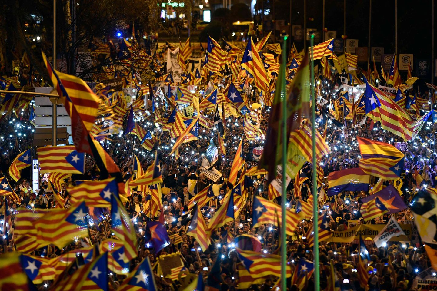 Tuhanded inimesed avaldasid 16. märtsil Madridis protesti kohtu alla antud Kataloonia liidritele esitatud süüdistuste vastu.