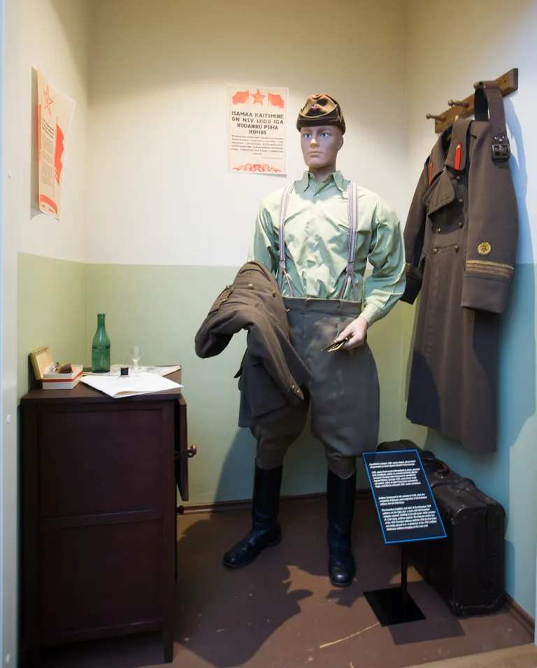 Aasta on 1940. Suurtükiväe leitnant õmbleb vormi külge Punaarmee tunnuseid. Kuna mees on mustas masenduses, on ta juba võtnud mõne pitsi viina.