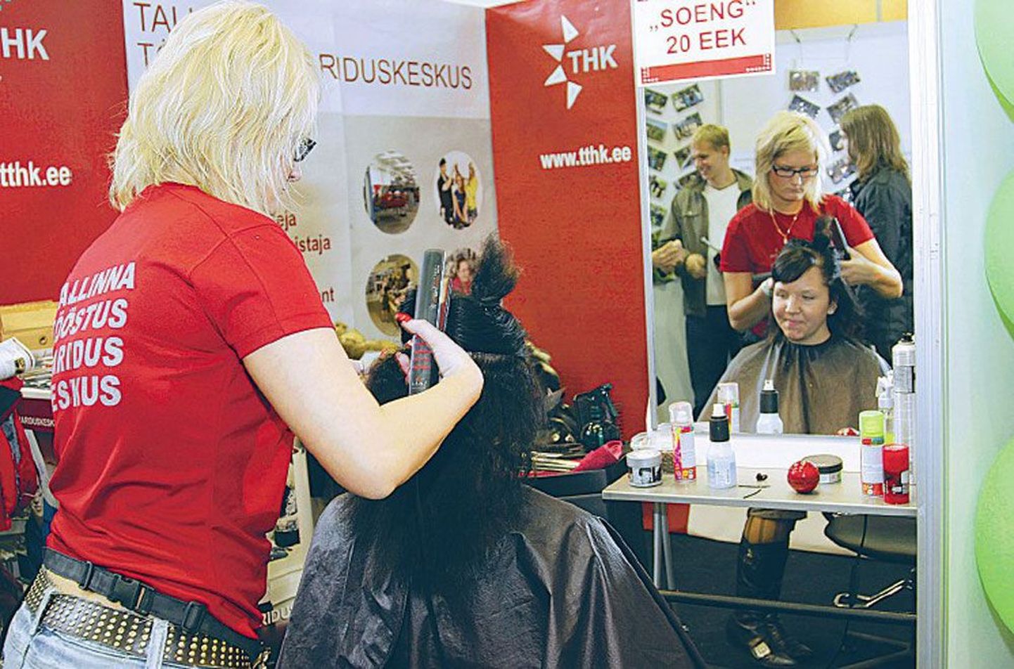 Viljandi haridusmessil tänavu aprillis said soovijad lasta juuksuriõpilastel enda peal kätt proovida.