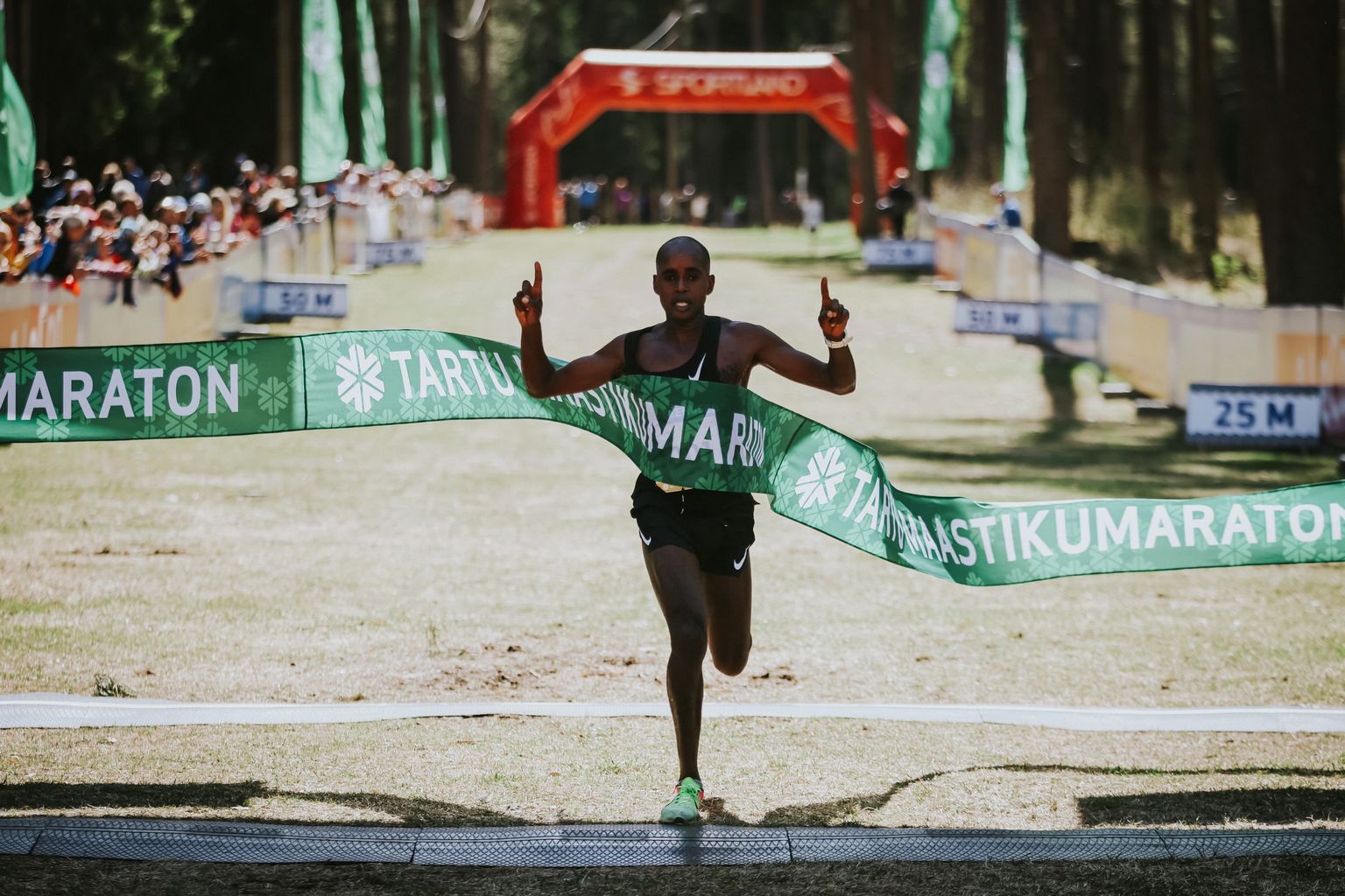 Ibrahim Mukunga Wachira finišijoont ületamas.