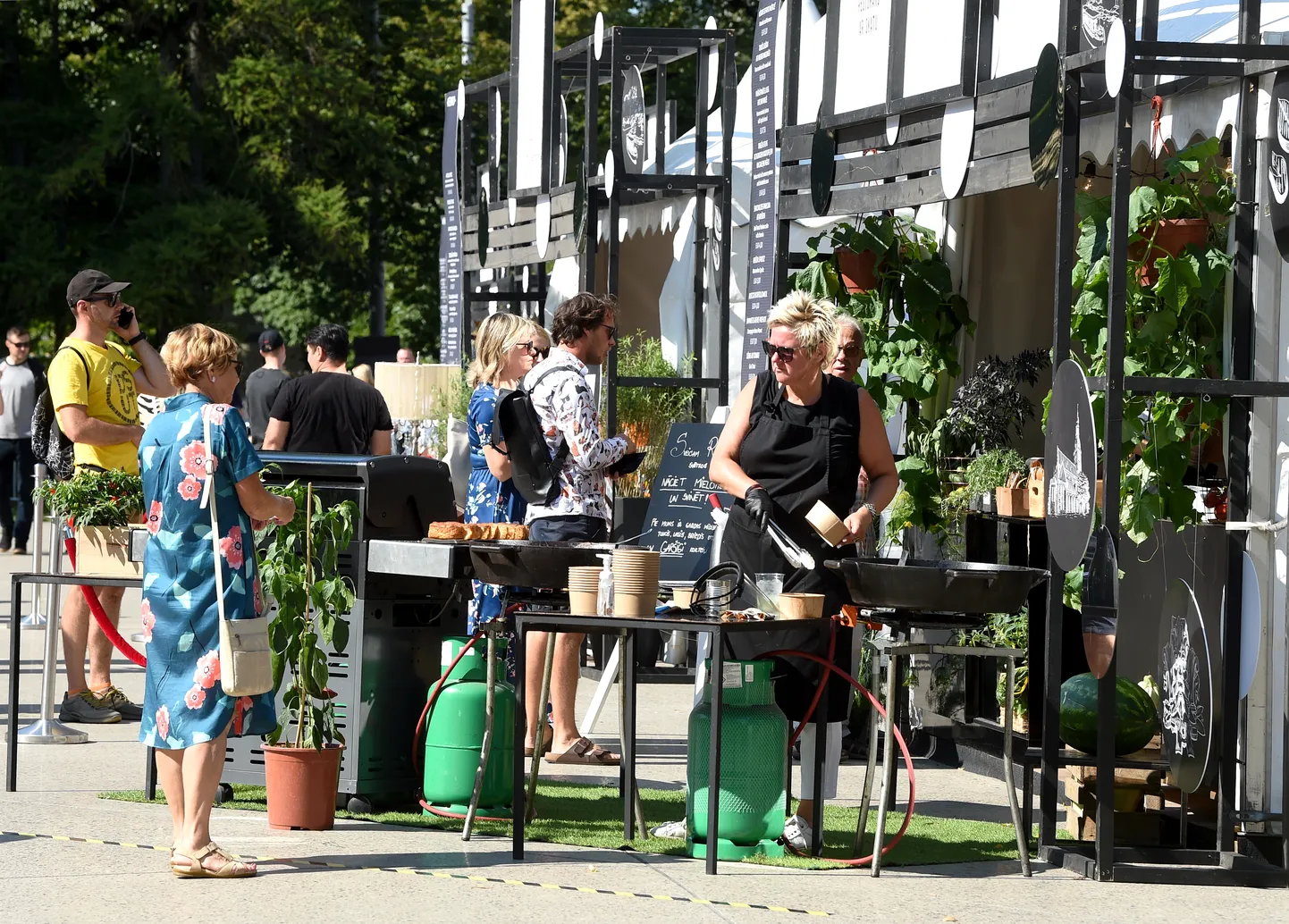 Laukumā pie Latvijas Nacionālā mākslas muzeja Rīgas svētku ietvaros notiek "Rīgas svētku restorāns".